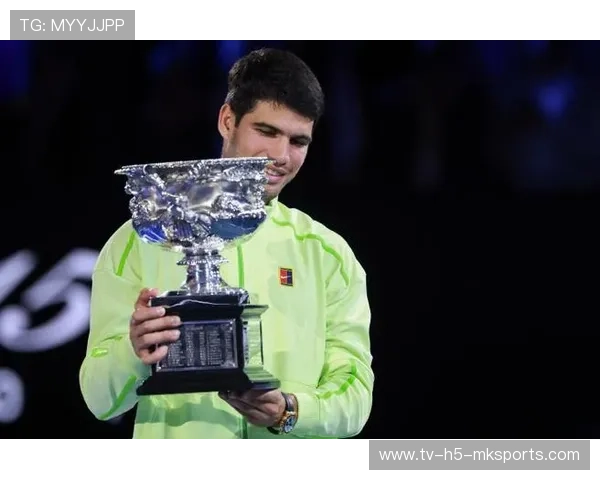 阿尔卡拉斯澳网捧杯重返第一，22岁全满贯